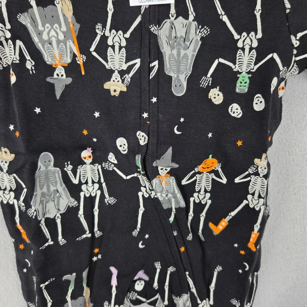 Old Navy NWT Newborn Skeleton Halloween 2-Way Zip Footed Sleeper Baby Spooky